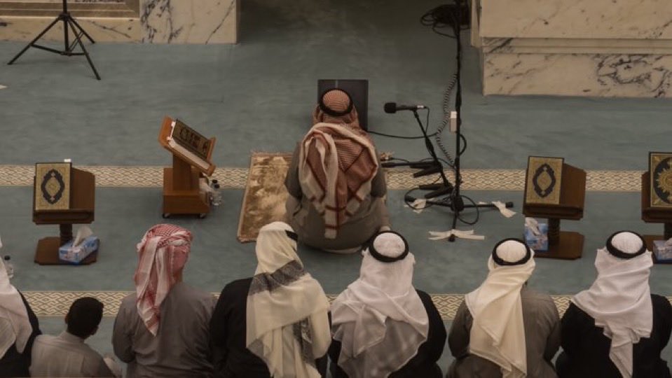وتهيمُ أرواحُ الخلائق بالهدى 
بمساجدٍ يزهو بها الأوتادُ 

عَمَروا المساجدَ بالصلاة جماعةً 
فَهُمُ الأكارمُ بالورى الأشهادُ
