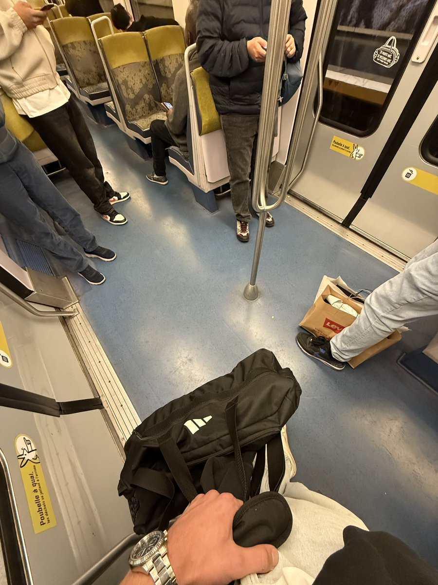 lymphazZ's tweet photo. RER vide les hommes restent tous debout ça se regarde pour savoir qui va craquer en 1er #solide https://t.co/tMXYMwsG2i