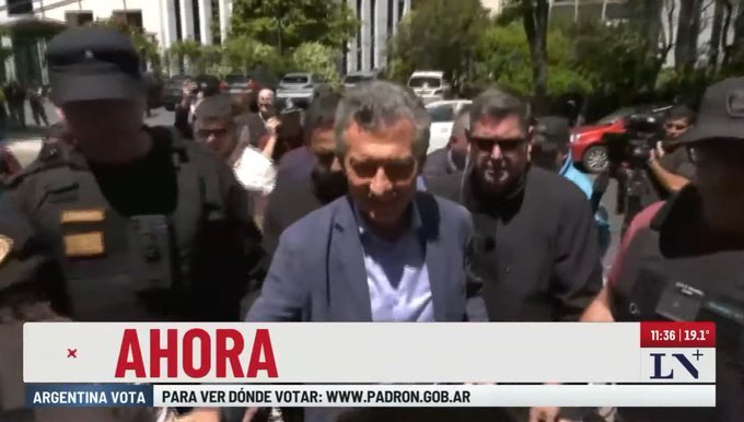 Macri votando mientras otra está presa por corrupta e inhabilitada para votar.