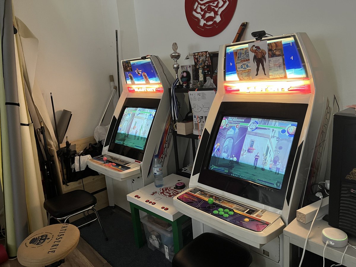 maddo88888's tweet photo. @SNKPofficial @MadGearFFM hosts biweekly sessions, where king of fighters xi is being played regulary.

@ATG213 @SenseiEnrique98 and @AD_Ryan_FGC are the main players there.
But also guests from all over the world have visited this place. https://t.co/CbqCWW9YZs