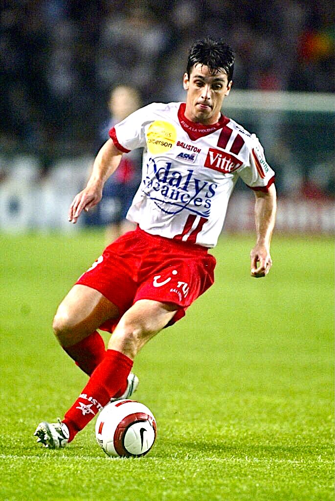 🔙🇫🇷 Hoy, hace 20 años, Adrian Sarkisian convertía en una Copa de la Liga histórica para el Nancy.

El gol fue ante Sochaux en segunda ronda, luego jugó todas las fases y fue 𝗰𝗮𝗺𝗽𝗲𝗼́𝗻 en 𝟮𝟬𝟬𝟲. 🏆🇺🇾

Hoy, sigue siendo de la casa: es asistente técnico del club. ❤️🤍