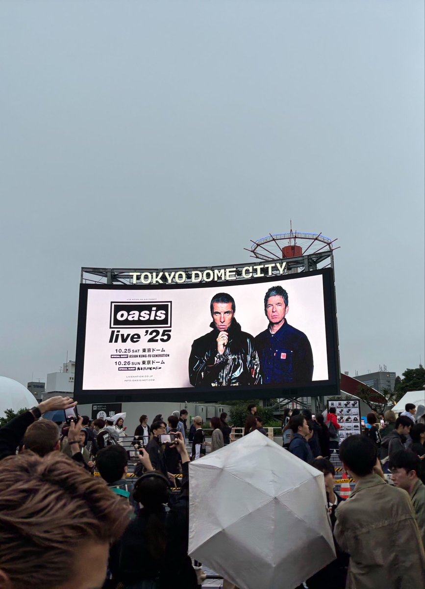 甥っ子とオアシスへ。いい思い出になった。
甥は中1。初ドーム。俺も思えば’88年の中1の時にマイケル・ジャクソンで初ドーム。いろいろと今日が原点になってくれたら最高。なにしろ彼は最近ギターを弾き始めたばかりだから。