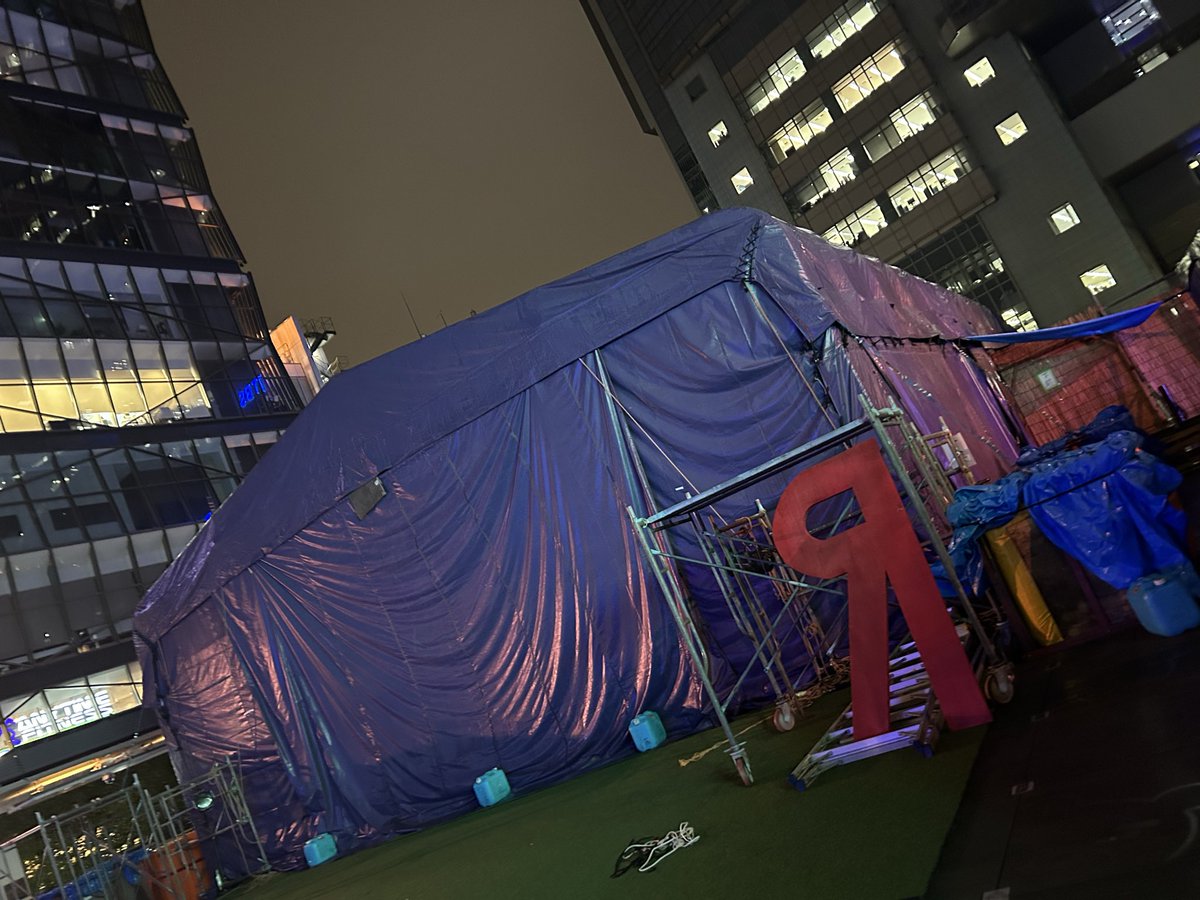 本日は、紫テントG.GARAGE///「リチャード三世」へ。今年も最高でした！
雑踏の音も雨音も味方につけて、街の中で進化するシェイクスピア、本当に面白い。観る毎に変わる河内さんのリチャード、全然違うのにいつもリアルで心が揺さぶられすぎて苦しい。テントならではの一体感も最高。秋が終わる…