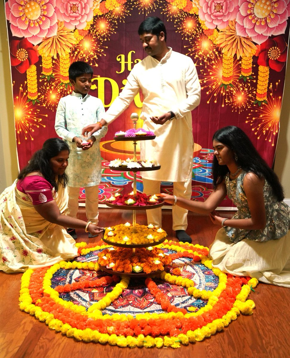 venuchenchu's tweet image. ✨ Diwali 2025 celebrations with family and friends — a night filled with light, laughter, and love! 🪔🎆

#Diwali2025 #FestivalOfLights #FamilyTime #FriendsAndFamily #DiwaliVibes #CelebrationMode  #usa #diwali