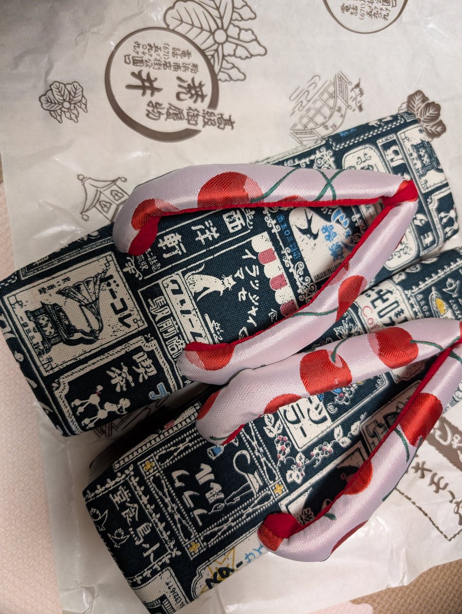 ミニチュア着物　清少納言 ① ミニチュア飾り着物キット 鶴と貝桶柄 若菜色・衣桁付き | 松喜