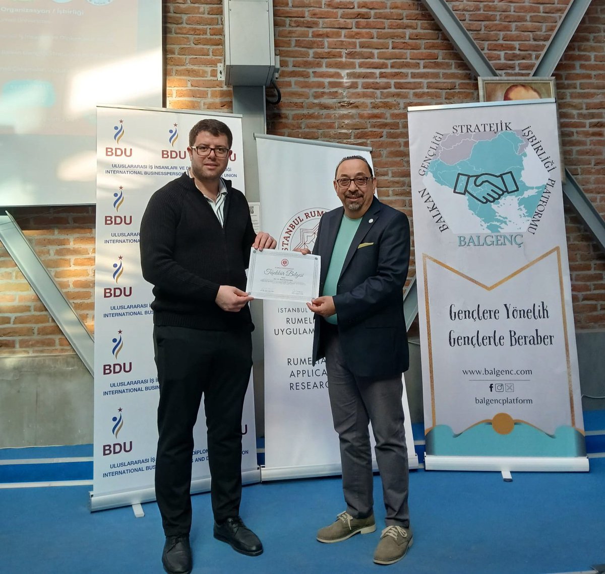 BALGENÇ, RUÇAM ve BDU iş birliğinde tertiplenen "Avrupa Birliği (AB) Hibeleri ve Proje Döngüsü Yönetimi Eğitim Semineri" tamamlanmış, katılımcılara eğitim başarı belgeleri takdim edilmiştir.