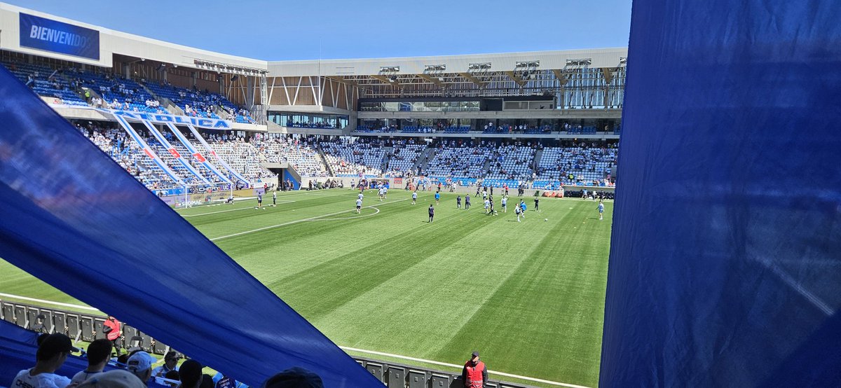 Ya instalados en casa cruzada!
Como siempre, espectacular el Claro Arena! 👊💪⚪️🔵⚪️
Vamos UC!!! 

#LosCruzados