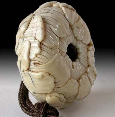 In Giappone la scultura si esplica soprattutto in forme di ricercato design degli oggetti di uso comune 

Escono da questo schema i piccoli Netsuke, fermagli portaoggetti da appendere alla cintura 

Non assolvendo ad altra funzione specifica, possono rappresentare di tutto