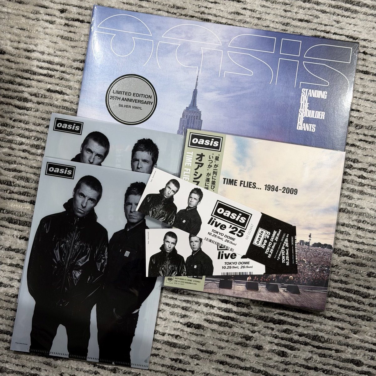 無事メモリアルチケットもゲット。Time Flies…や、一体君はいくつ家にあるんだ🤔？
#oasislive25