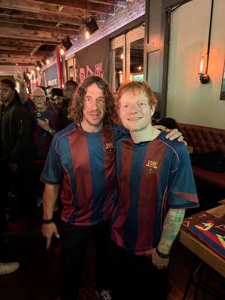 Es hora de jugar 💙❤️🩷

Ed Sheeran y Carles Puyol han sorprendido a los culers en Nueva York de cara al Madrid vs Barça 👀

@spotify <a href="/edsheeran/">Ed Sheeran HQ</a> ▶