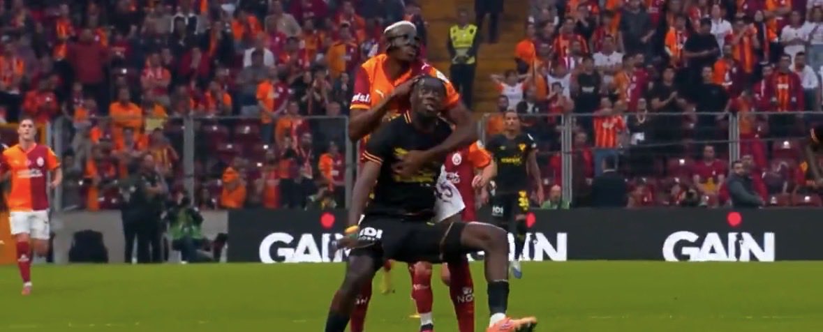 Bokele’nin kırmızı kart gördüğü pozisyonun hemen öncesinde Osimhen’in yaptığı müdahale.