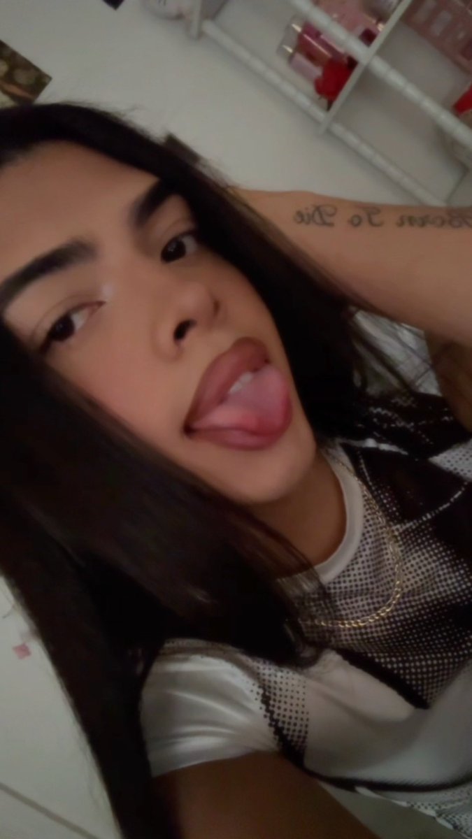 Twinxk_kk's tweet photo. Face Vs Cookie 🍪!!#femboy #twink #gay #trans #latina #teen #horny #slut #ass #rt #onlyfans https://t.co/kTDkrRRm0d