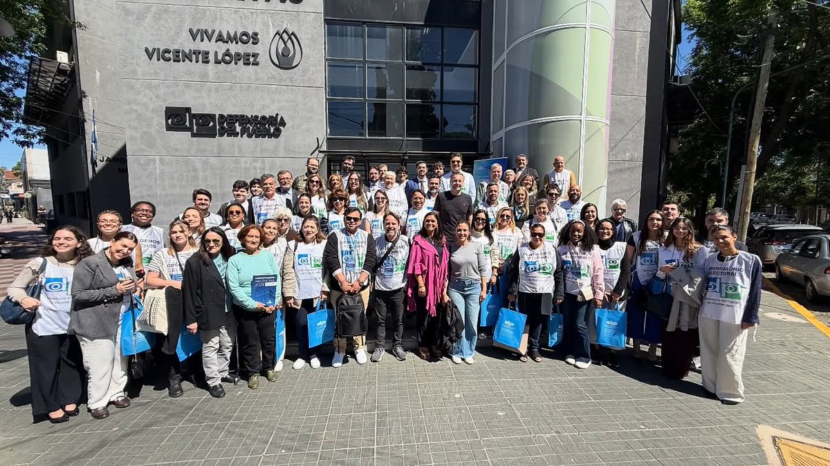 TransparenciaAL's tweet photo. 🇦🇷🗳️ La delegación de #TransparenciaElectoral recorre centros de votaciones en la municipalidad de Vicente López de la Provincia de Buenos Aires #Elecciones2025 https://t.co/tsCcQEGn3M