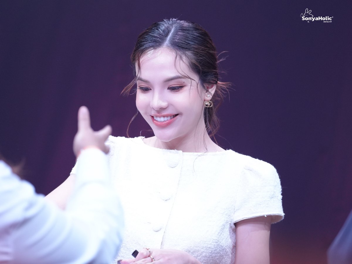 May the person pointed at be happy forever.😉

#HarmonySecretFansign
#SonyaSaranphat #LMSY