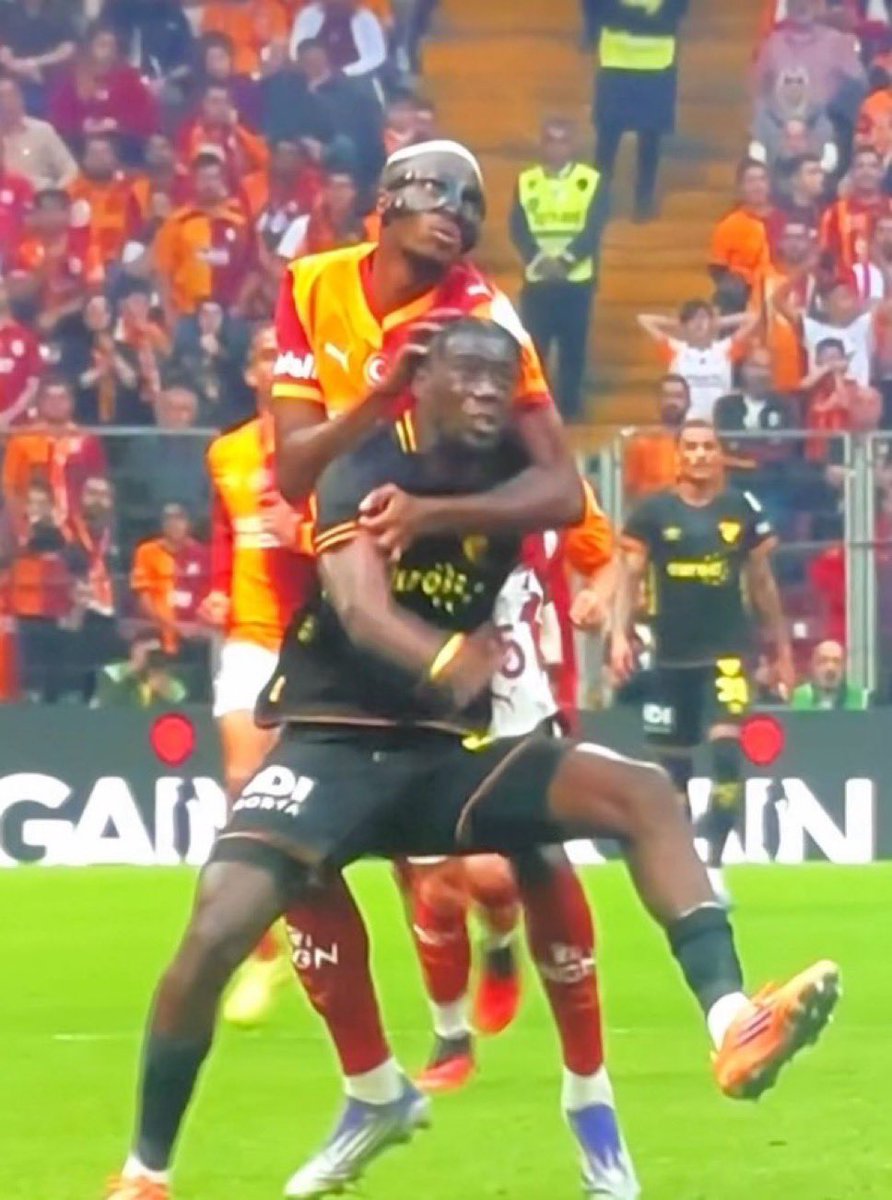 Kırmızı kart öncesinde Osimhen rakibini ahtapot gibi sarmış Bunları görmüyor Bokele 'yi görüp oyundan atıyor Oğuzhan Çakır yersennnn

#GSvGÖZ Galatasaray - Göztepe