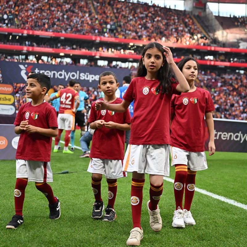 Galatasaray - Göztepe maçının seremonisinde Filistinli çocuklar yer aldı.