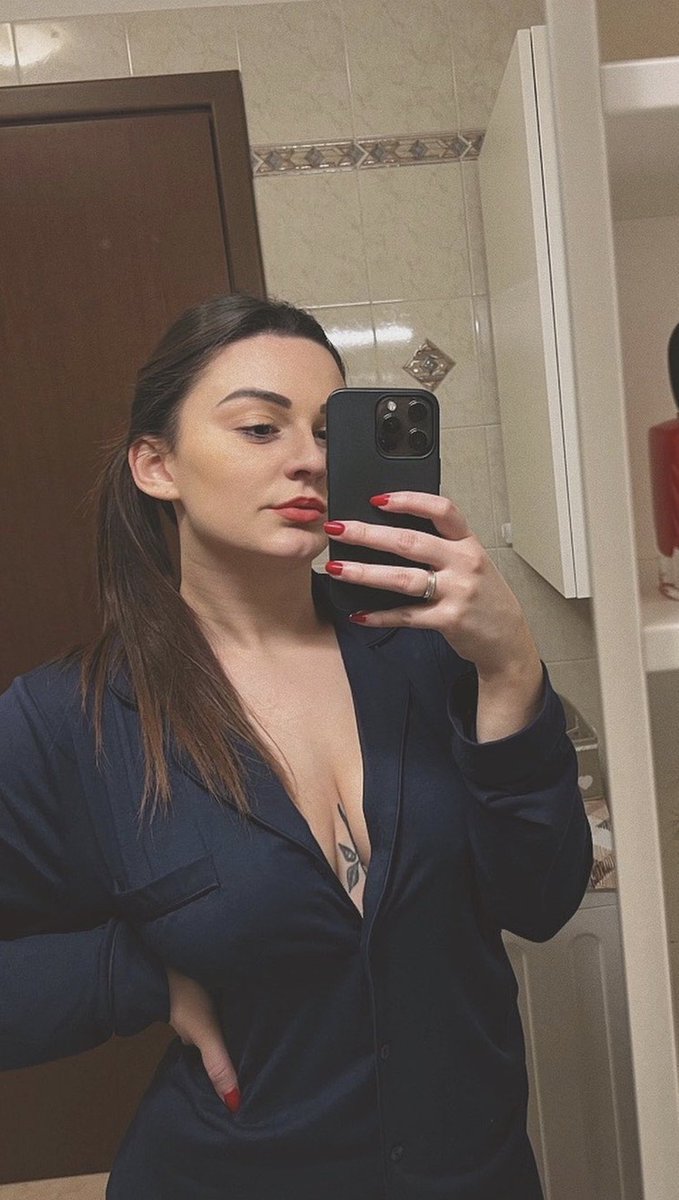 Dövmemin çizgisi ışığın altında belli belirsiz parladı, sanki bir kısmını saklıyor, bir kısmını gösteriyordu. Sadece bedenimi değil, geçmişimi, cesaretimi ve seçimlerimi de görüyorum. Kendime gülümsedim; bu an tamamen benim.