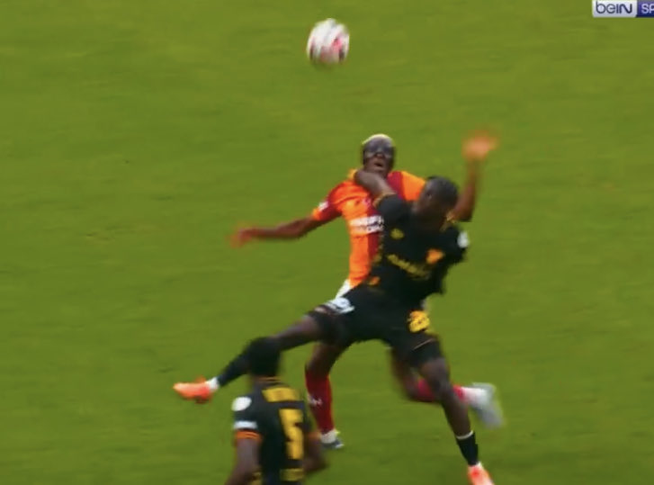 Osimhen yapınca devam / Bokele yapınca kırmızı kart..