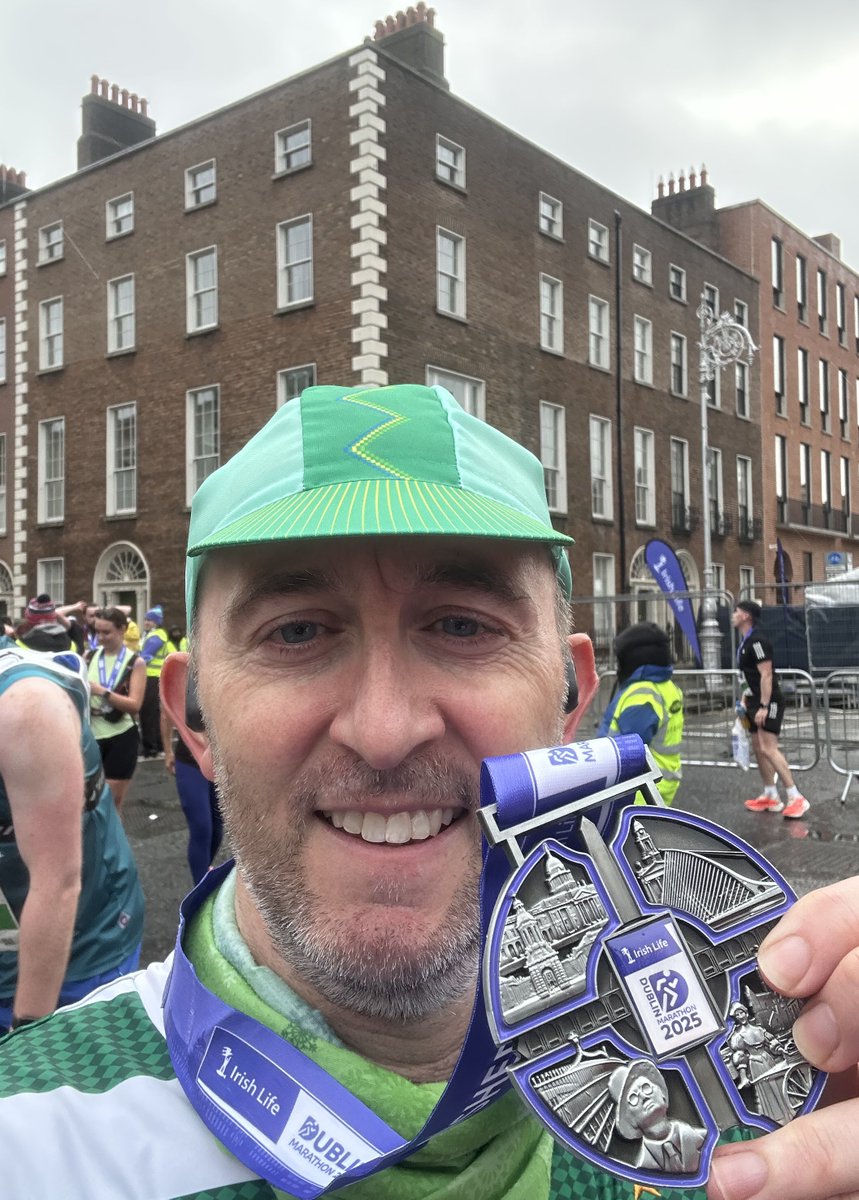 macdarabueller's tweet image. I got my hands on some silverware today. Shout out to the pacers in wave three with the four hour balloons who got our group around. I usually run away from people hanging around streets with 🎈 but happy to follow those folks today.