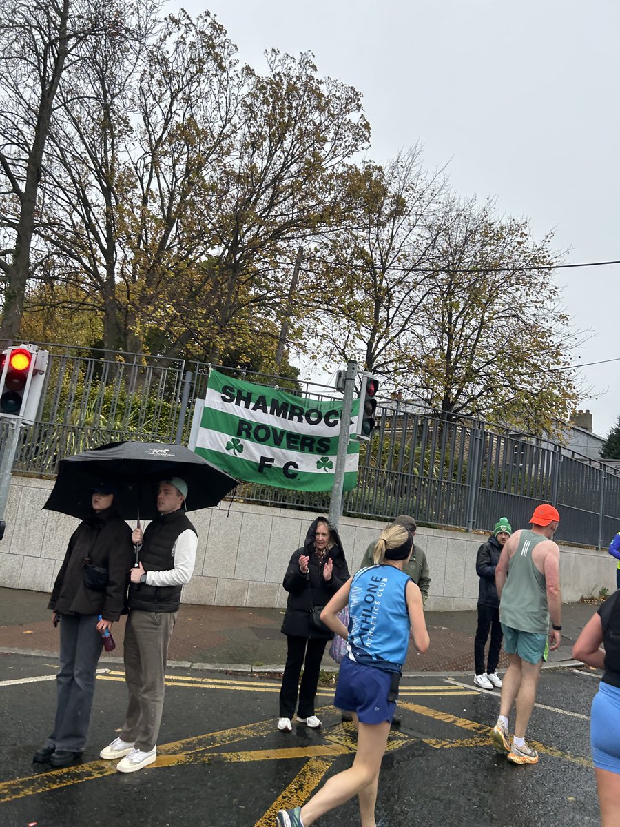 macdarabueller's tweet image. I got my hands on some silverware today. Shout out to the pacers in wave three with the four hour balloons who got our group around. I usually run away from people hanging around streets with 🎈 but happy to follow those folks today.