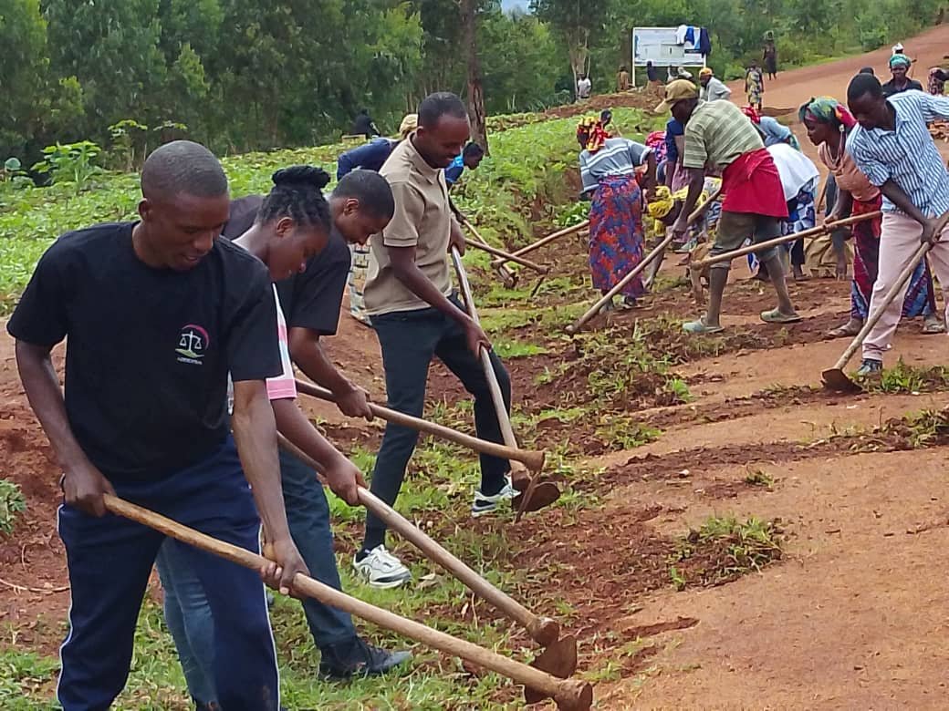 addendarw's tweet photo. Today, Addenda Legal Team joined UR-LSA and Gisagara community for Umuganda 🌿
Together, we restored a 1 km road and shared powerful talks on access to justice and Addenda’s mission to serve local communities. 💛

#Addenda #Umuganda

@GisagaraDistr https://t.co/joRkrip2mS