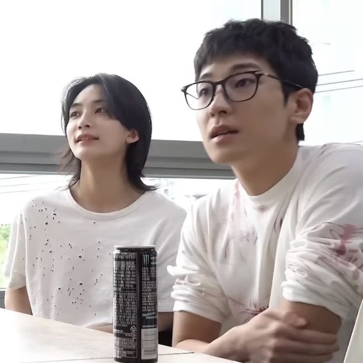 “กูบอกว่าวิวสวยกว่า”
“มึงพูดใหม่ จูนสวยกว่า”
“วิวน่ารักกว่า”
“จูนก็น่ารักเว้ย”

“สองคนนั้นเถียงอะไรกันอีก”
“เมาแล้วล่ะมั้ง”