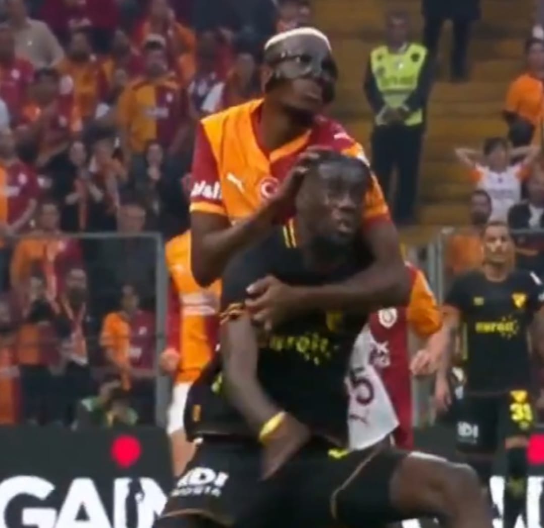 Bokele bu pozisyondan sonra oyuna devam edemedi ! 
Korkmayın boynu kırılmadı !!
Hakem jokeriyle oyundan atıldı !