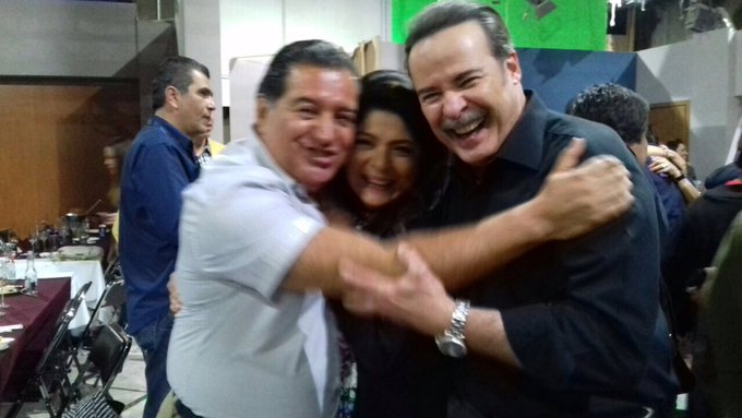 El creador abrazando a su obra abandonada