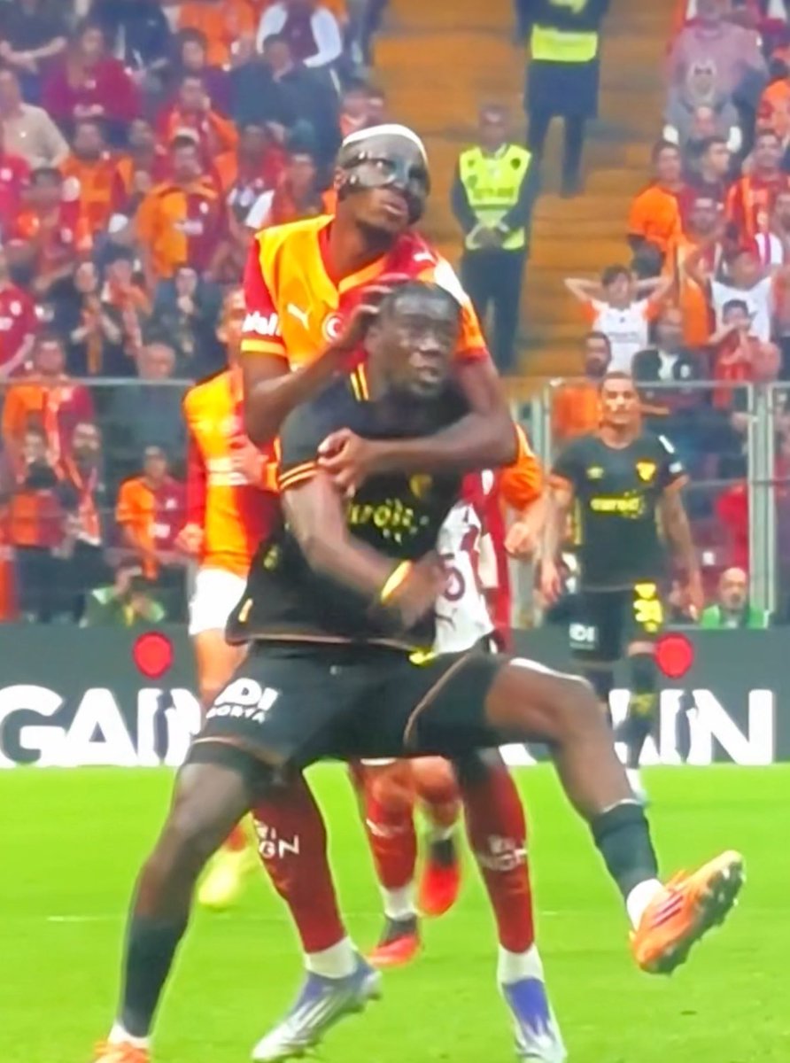 sbabur47's tweet image. Bu pozisyondan sonra #Göztepe’li oyuncu atılıyor 
Yöneteceğiniz maçında vereceğiniz kararında Allah belasını versin
#oğuzhançakır
#GSvGÖZ
#Osimhen