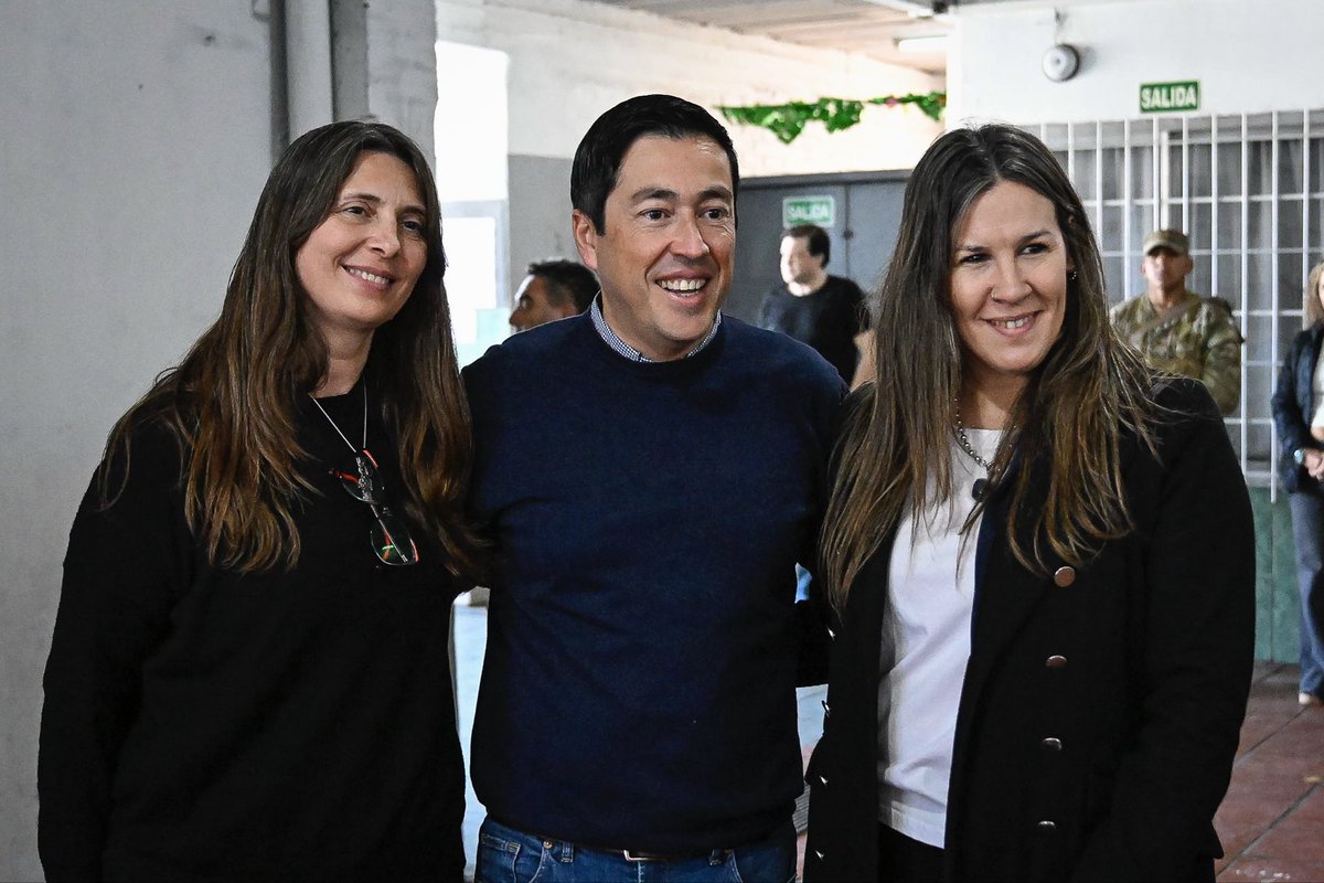 Hoy vine a votar junto a mi papá y mi hija, como hacemos siempre 🇦🇷✅🗳️

Es una jornada muy linda, con ese clima de respeto y participación que tanto valoramos los argentinos. 

Por primera vez usamos la Boleta Única de Papel, me resultó simple y la autoridades de mesa te lo