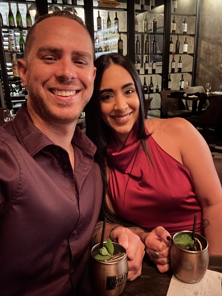 4 añitos junto a la mujer más hermosa del mundo. 4 añitos de aventuras ricas y espectaculares. Los 4 añitos más felices de mi vida. Feliz aniversario, mi reina y mi todo. Te amo