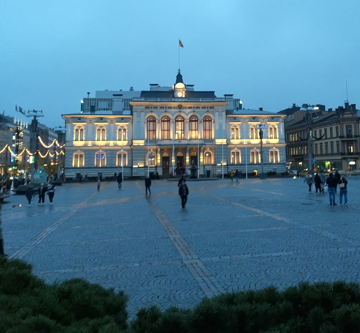 Tampereen ehkä kaunein rakennus valaistu lämpimin sävyin tihkusateisessa lokakuun illassa 💛 #valoviikot #raatihuone #kotikaupunki #evening #light