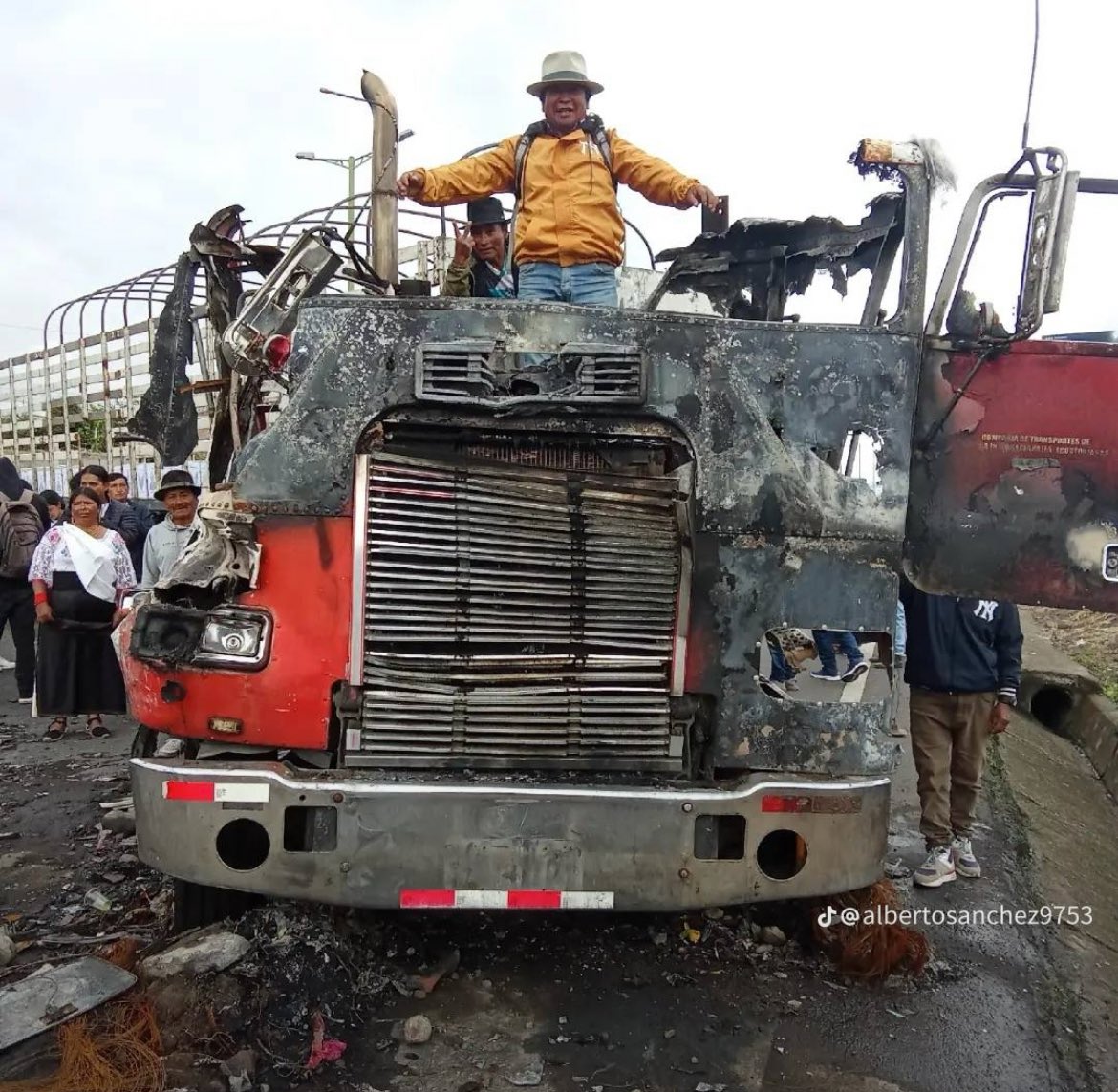Hay que tener la suficiente honestidad intelectual reconocer que arruinar completamente la vida y la economía de familias humildes no constituye ningún tipo de lucha legítima. Y los señores de la foto, me refiero específicamente a los que aparecen ahí, no son artistas pacíficos.
