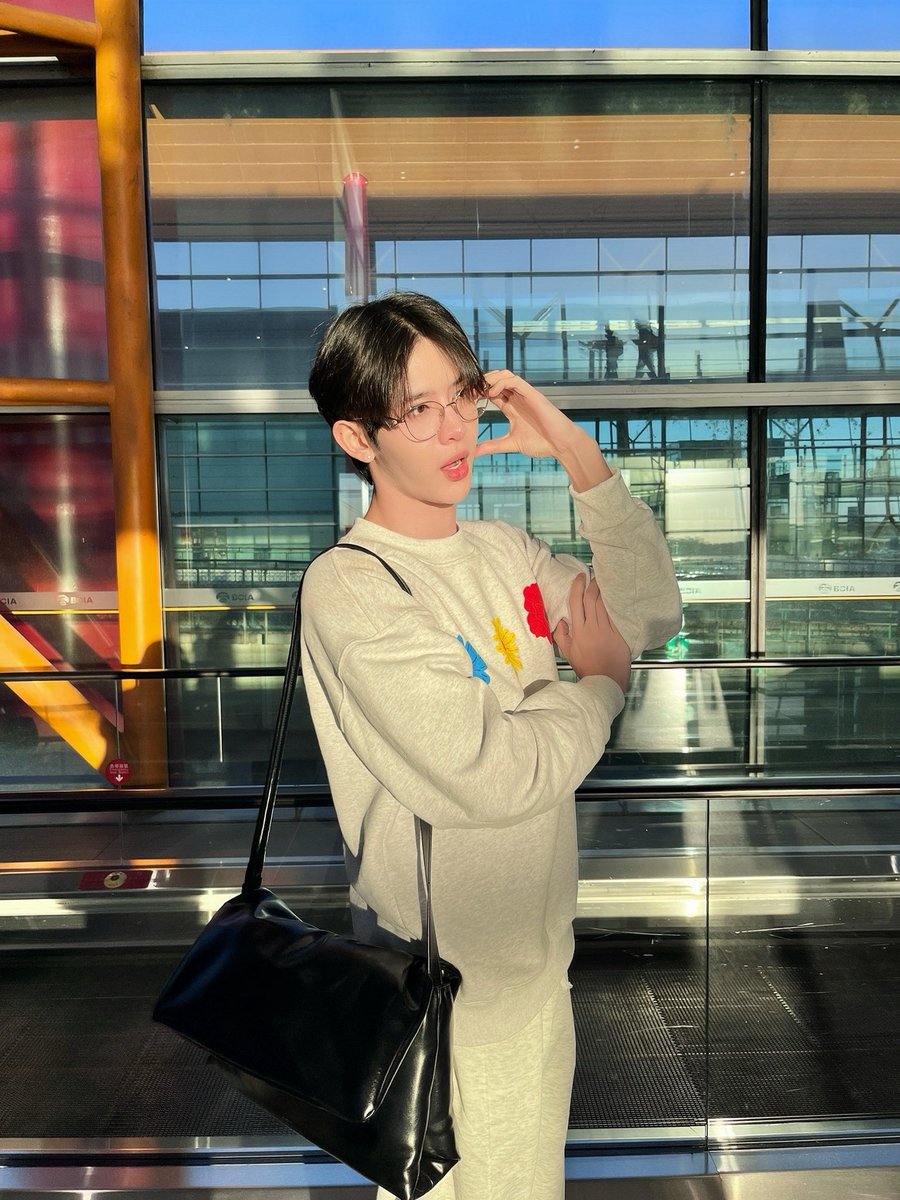 kerdomundi's tweet photo. น้องอู๊ดถึงไทยแล้วตอนนี้ คุณแม่เบบี๋ยาหยียอดดวงใจทั้งหลายมาบอกฝันดีแล้วพากันเข้านอนได้เลย ขอบคุณสำหรับกำลังใจทั้งหน้างานหน้าจอนะครับ🤍 #JamesSu https://t.co/Y3KtCeuNcv