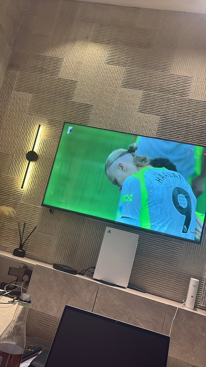 EleniyanPunts's tweet photo. Premier league this days 🤦‍♂️ . Man city struggling against villa https://t.co/9PHHT2XHv9