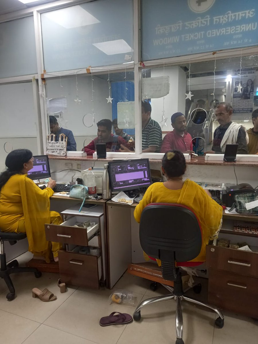 BhopalDivision's tweet photo. #Passenger_Amenities  #FestivalSpecialArrangements  #यात्री_सुविधा #Crowd_Management   त्यौहारों के मद्देनजर रेल यात्रियों की सुविधा हेतू मंडल के स्टेशनों पर संचालित की जा रही है अतिरिक्त टिकट खिड़कियां  | #IndianRailways  @RailMinIndia @gmwcrailway @wc_railway @drmkota @drmjabalpur @AshwiniVaishnaw @RavneetBittu @VSOMANNA_BJP