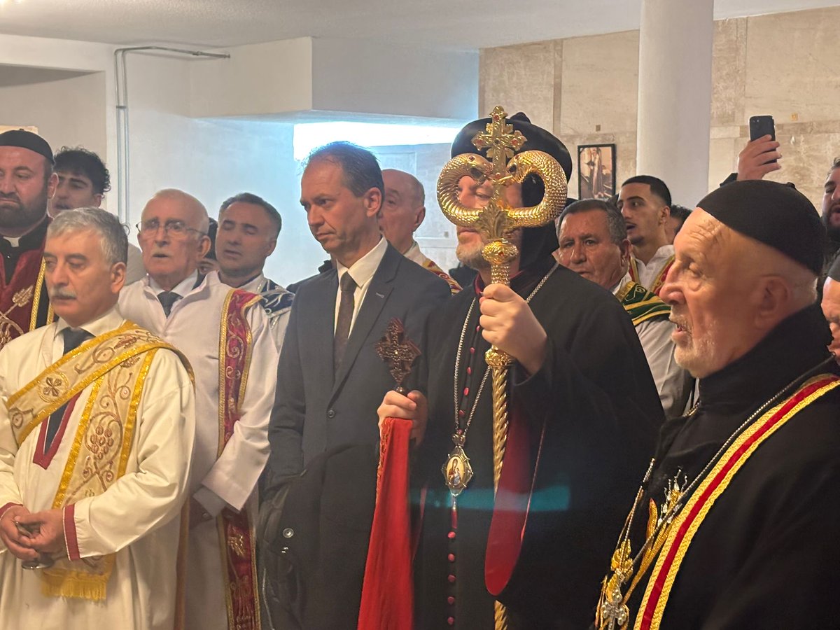 Samen met <a href="/PieterOmtzigt/">Pieter Omtzigt</a> en <a href="/isakahraman/">Isa Kahraman</a> bij de herdenkingsdienst voor aartsbisschop Çiçek in het Syrisch-orthodoxe klooster in Glane. Met boekpresentatie over de geschiedenis en plek van de Suryoye-gemeenschap in ons land - een volk dat lijdt onder vervolging en verdrukking.