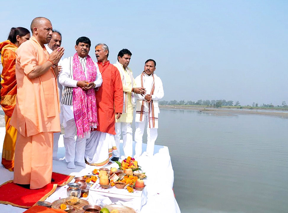 Yogi Adityanath (@myogiadityanath) on Twitter photo अध्यात्म और सांस्कृतिक विरासत के जीवंत प्रतीक गढ़मुक्तेश्वर में लगने वाले वार्षिक कार्तिक पूर्णिमा मेले एवं अमरोहा के तिगरी मेले के दृष्टिगत आज जनपद हापुड़ में तैयारियों की प्रगति की समीक्षा की एवं माँ गंगा के पूजन का सौभाग्य प्राप्त किया।
श्रद्धालुओं की सुविधा और सुरक्षा अध्यात्म और सांस्कृतिक विरासत के जीवंत प्रतीक गढ़मुक्तेश्वर में लगने वाले वार्षिक कार्तिक पूर्णिमा मेले एवं अमरोहा के तिगरी मेले के दृष्टिगत आज जनपद हापुड़ में तैयारियों की प्रगति की समीक्षा की एवं माँ गंगा के पूजन का सौभाग्य प्राप्त किया।
श्रद्धालुओं की सुविधा और सुरक्षा