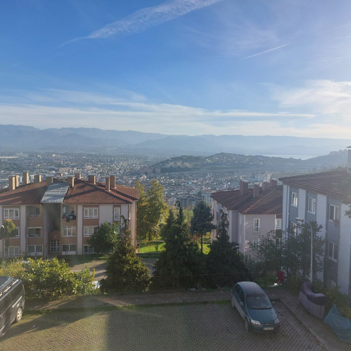 Evin anahtarını aldık. Şimdiye kadar yaşadığım en manzaralı ev burası olacak. Hayırlı olsun favınızı alırım.