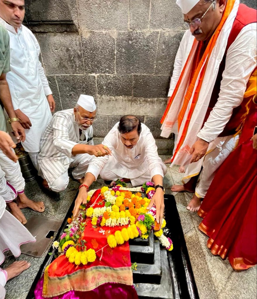 आज पुण्यातील आळंदी येथे श्री ज्ञानेश्वर महाराज संजीवन समाधी मंदिरात भेट देऊन माऊलींच्या समाधी स्थळाचे मनोभावे दर्शन घेतले. यावेळी मंदिर संस्थान समितीच्या वतीने माझे आत्मीय स्वागत केले, त्याबद्दल मी त्यांचे मनःपूर्वक आभार मानतो.

याप्रसंगी माझ्यासोबत माजी आमदार श्री. दिलीप