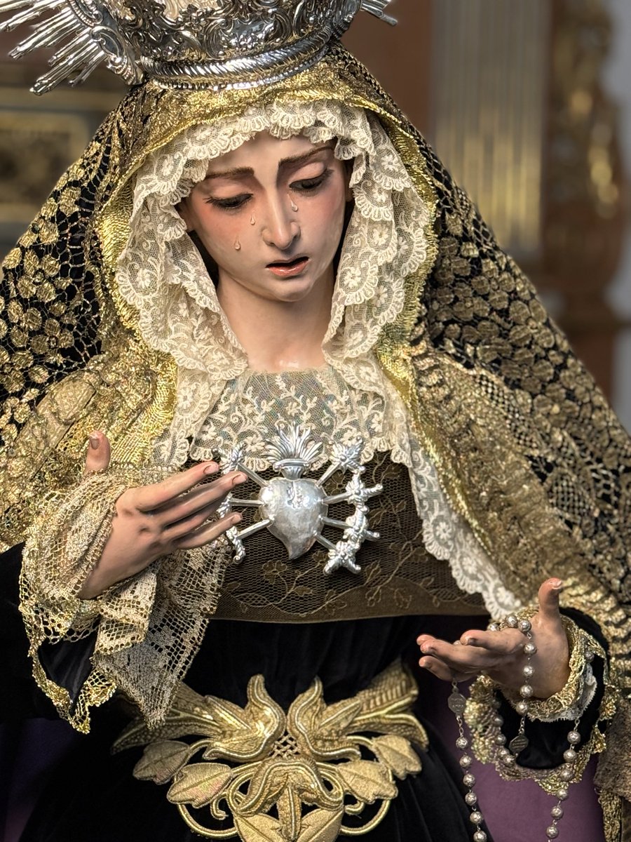 Nuestra Señora de los Dolores luce vestida de luto por <a href="/Leandelapuebla/">Leandro González Ruiz</a> para el mes de noviembre, mes de los difuntos.

Madre Dolorosa, ruega por nosotros.

📸 <a href="/Leandelapuebla/">Leandro González Ruiz</a>
