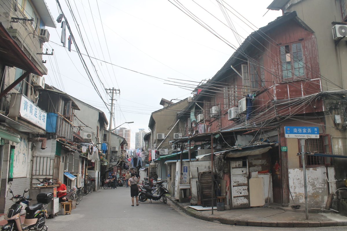 Большинство судит о Китае по маглев поездам, совершая ту же ошибку, когда на западе судили о совке по полету Гагарина.

На самом деле большинство китайцев живут в нищете и коррупции, мечтая оттуда свалить.