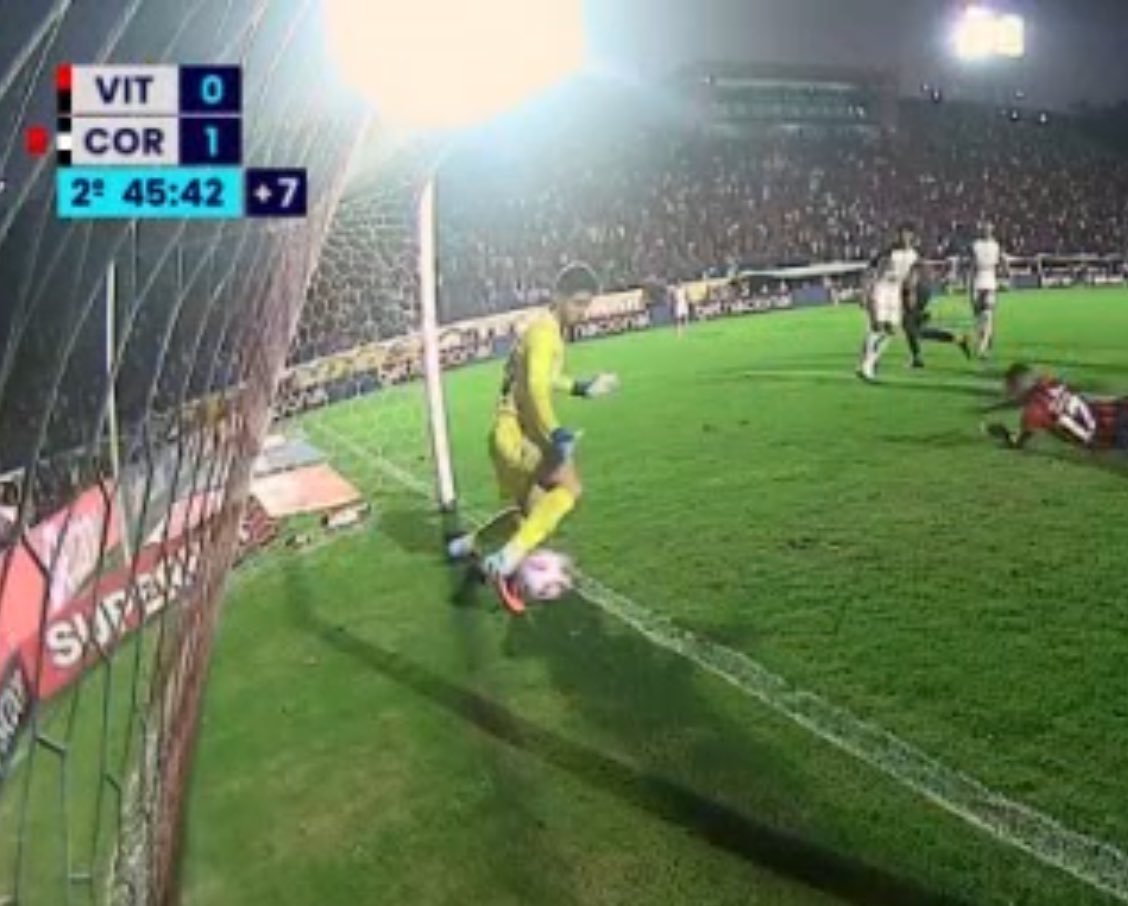 📊| A defesa de Felipe Longo no fim do jogo de ontem impediu uma finalização com 91% DE CHANCE DE GOL!

O xGOT (Expected Goals on Target) é uma estatística que calcula a probabilidade de uma finalização resultar em gol de acordo com a força, onde a bola vai e condições do