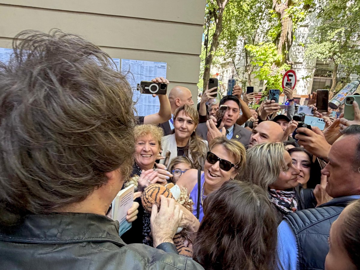 LLibertadAvanza's tweet image. Ya votó el Presidente Javier Milei!!! Hoy tenemos la posibilidad de decidir qué país queremos. Vayamos todos a votar!