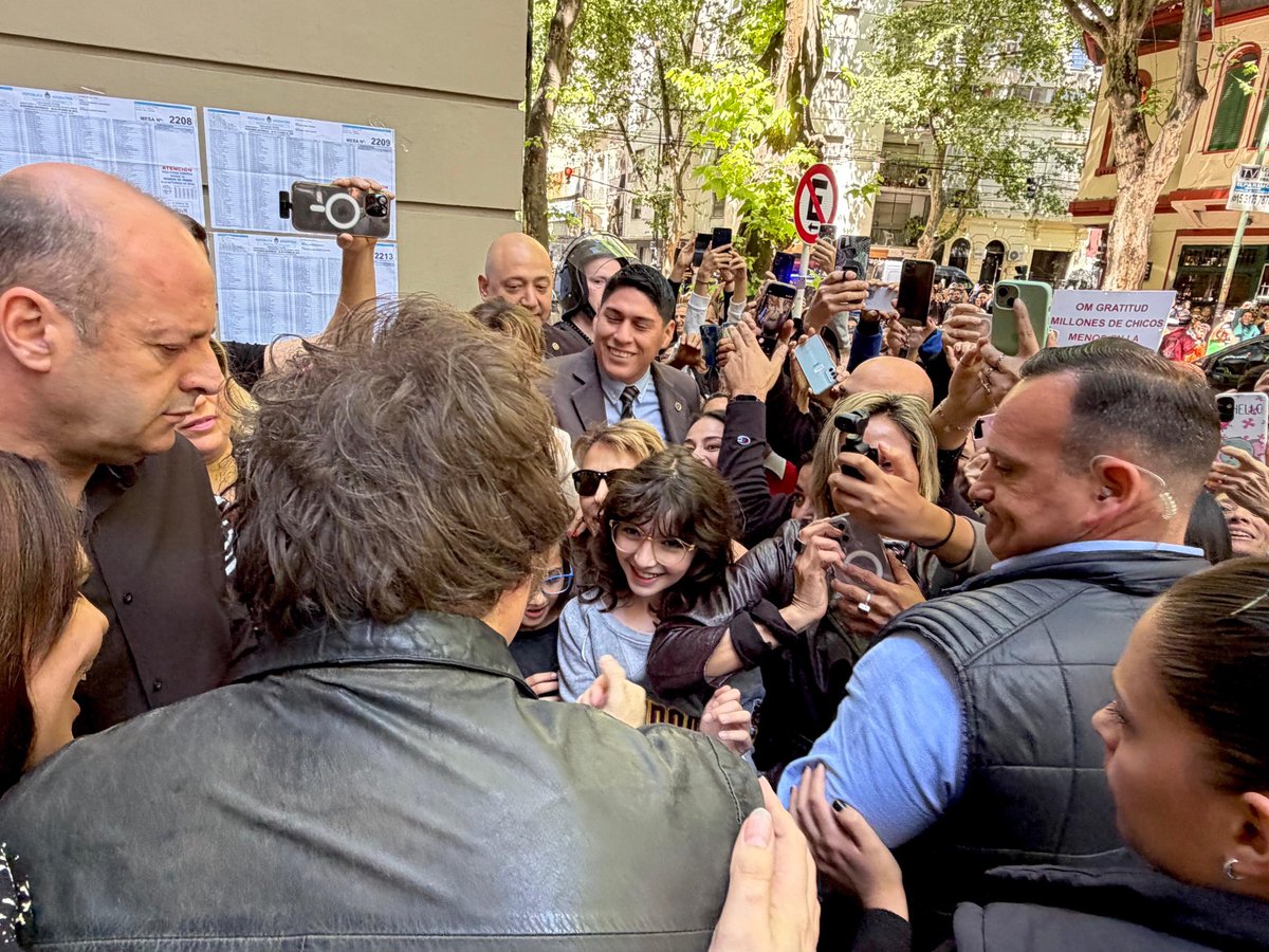 LLibertadAvanza's tweet image. Ya votó el Presidente Javier Milei!!! Hoy tenemos la posibilidad de decidir qué país queremos. Vayamos todos a votar!