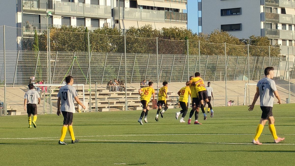 #Saludos des de Santa Eulàlia! El món paralitzat amb aquest <a href="/BSCatalunya1/">Barcelona Sporting Catalunya 🇪🇨🇪🇸</a> - <a href="/AtPiferrer/">Atlético Piferrer</a> del grup 20 de Quarta Catalana. Tres minuts de joc i, atenció, manen els locals per 2 a 0. Ens ho passarem de conya 👌

#TheCatalanGroundhopper #FutbolCat #groundhopping
