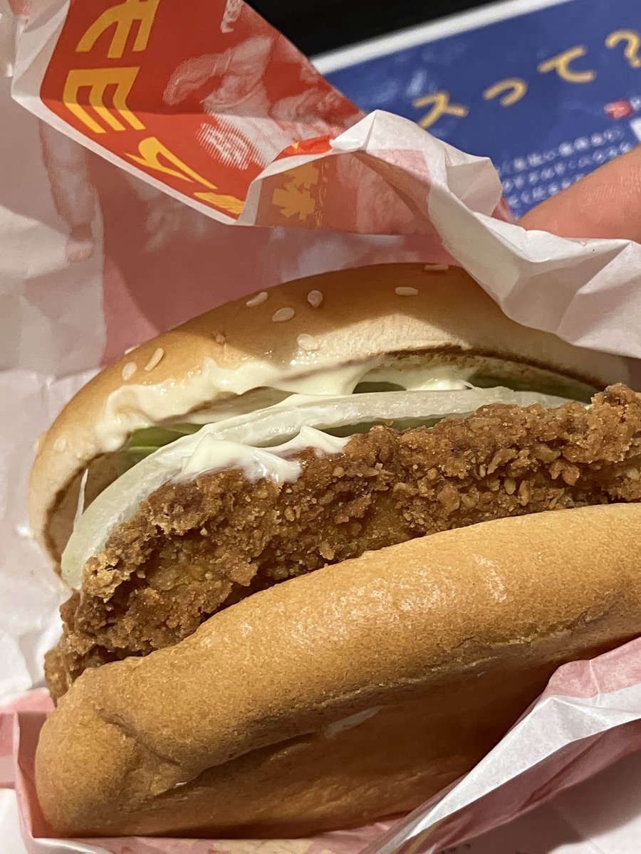 マクドナルドでストリートファイターコラボバーガー食べてきました。油淋鶏マヨチキン ザクザク食感でしっかり油淋鶏味でおいしかった！他のバーガーも食べてみようと思います
#油淋鶏マヨチキン
#マックからストリートバーガーズ登場