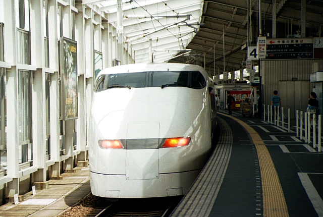 enaokun03's tweet image. 形式別再構築編、１９９８年５月四国編、岡山駅にて新幹線、ニコンにて３カットです。
#私とニコンで見た世界
#F90