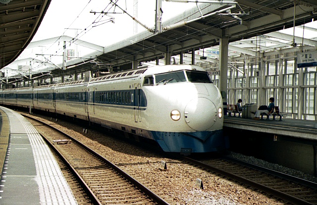 enaokun03's tweet image. 形式別再構築編、１９９８年５月四国編、岡山駅にて新幹線、ニコンにて３カットです。
#私とニコンで見た世界
#F90