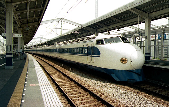 enaokun03's tweet image. 形式別再構築編、１９９８年５月四国編、岡山駅にて新幹線、ニコンにて３カットです。
#私とニコンで見た世界
#F90